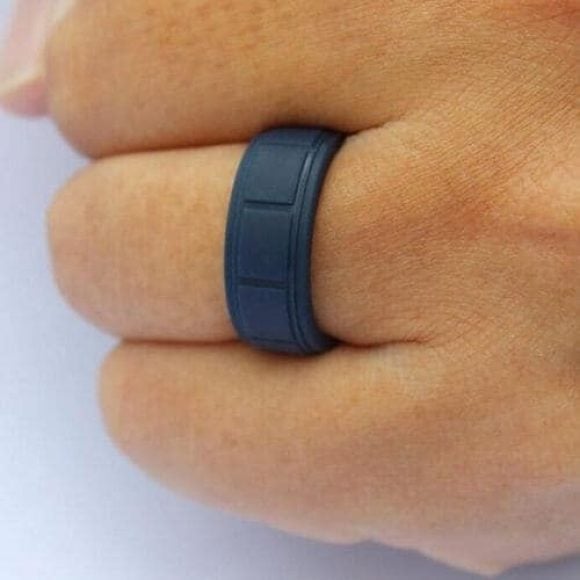 L'homme porte une bague en silicone bleu marine
