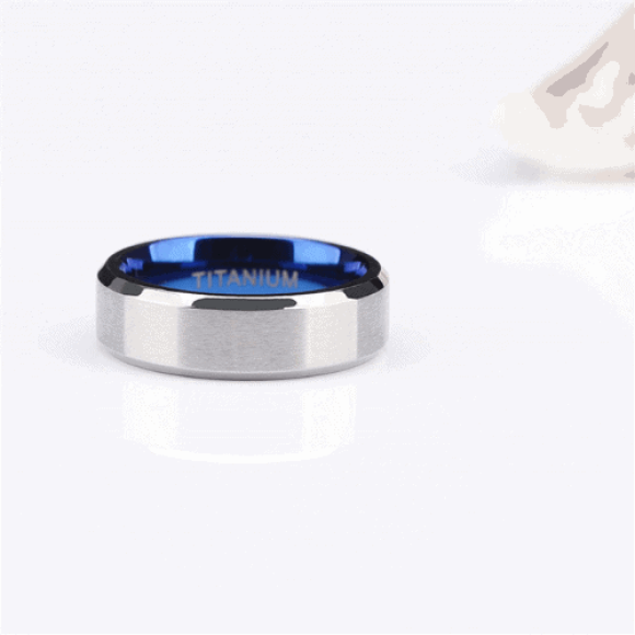bague pour homme en argent brossé avec intérieur bleu sur bande de titane dans toutes les tailles