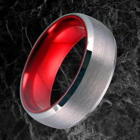 Bague en tungstène argent brossé pour homme avec intérieur rouge