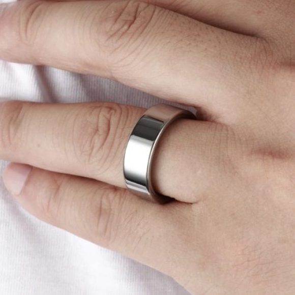 Un homme essaye sa bague en argent et tungstène