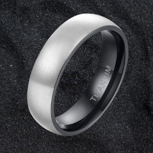 Bague en argent pour hommes, design de style traditionnel moderne, finition brossée, intérieur noir