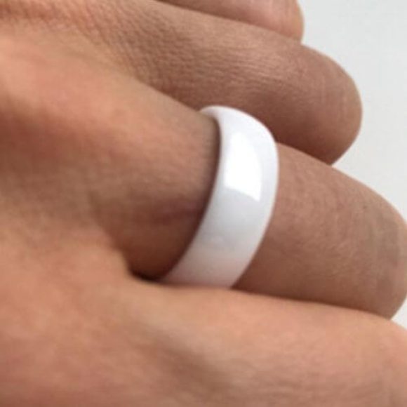 Homme portant une bague en céramique blanche