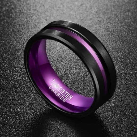 bague noire pour homme avec bande centrale violette et intérieur violet dans toutes les tailles